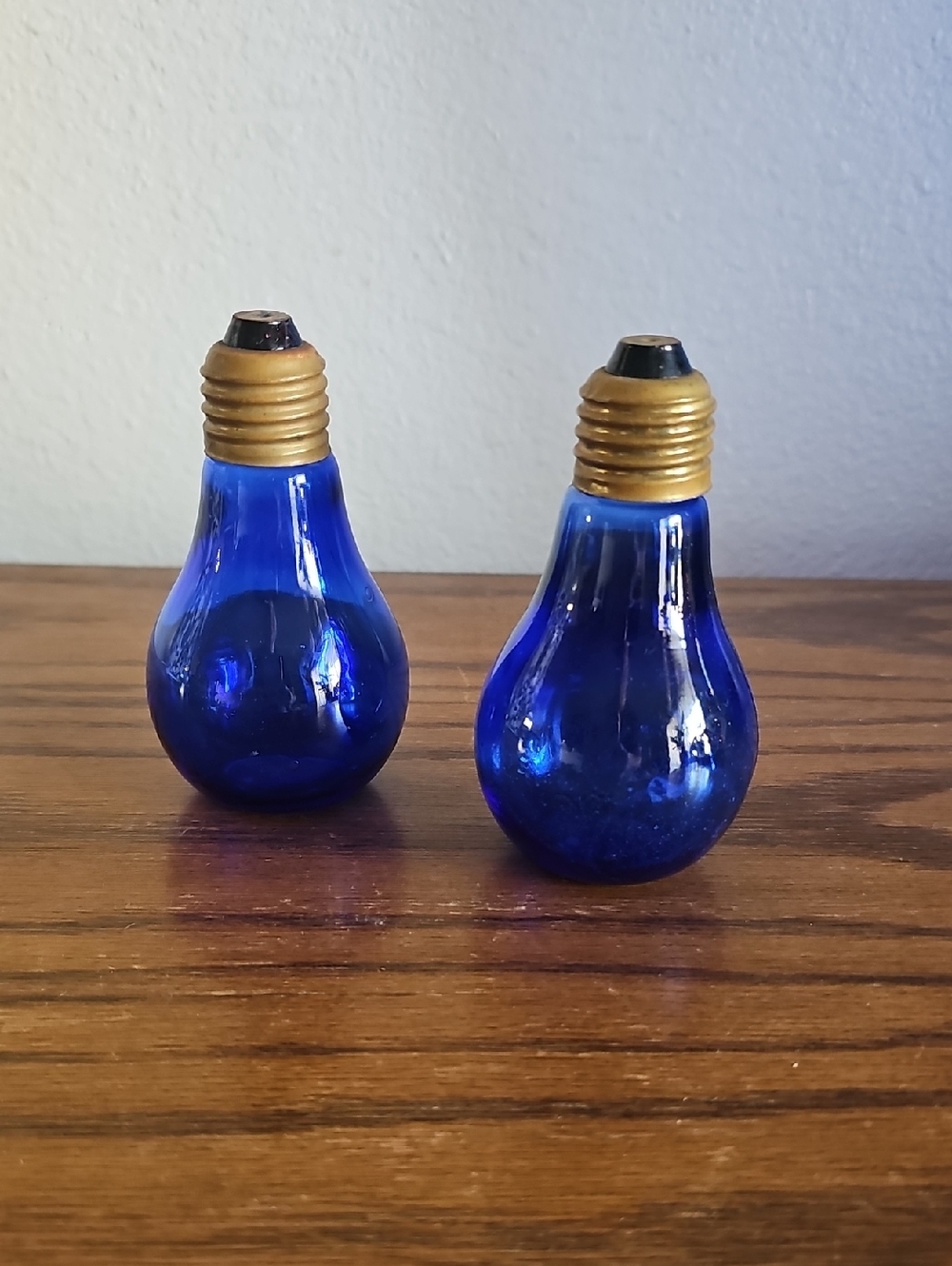 Vintage Made In Taiwan Cobalt Blue Glass Light Bulb Salt & Pepper Shakers Tote 3